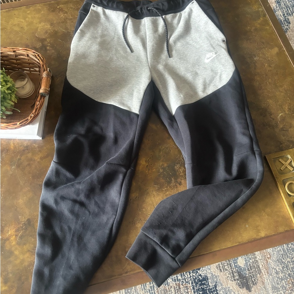 Nike Tech Men's Black and Gray joggers